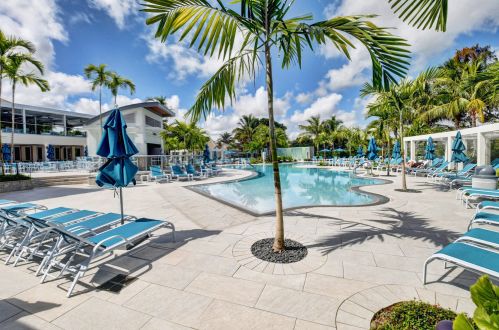 28 Glens Dr, Boynton Beach FL  33436-6207 exterior