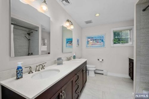 30 Oak Dr, Upper Saddle River NJ  07458-2132 exterior