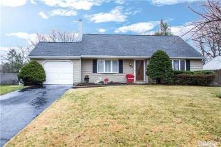 33 Woodbrook Dr, Panamoka, NY 11961-2133