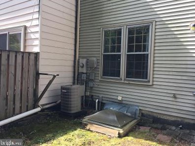 5605 Sutherland Ct, Springfield VA  22015-1819 exterior