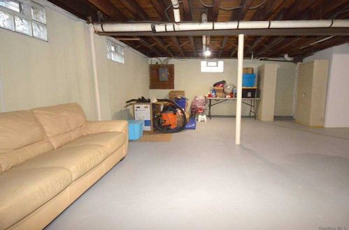 50 Aberdeen Rd, New Hyde Park NY  11040-2138 exterior