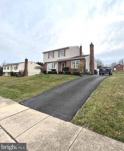 337 Hanby Cir, Boothwyn PA  19061-2319 exterior