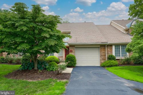 211 Willow Valley Dr, Lancaster PA  17602-4781 exterior