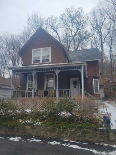 8 Phillips Ave, Norwich, CT 06360-6910