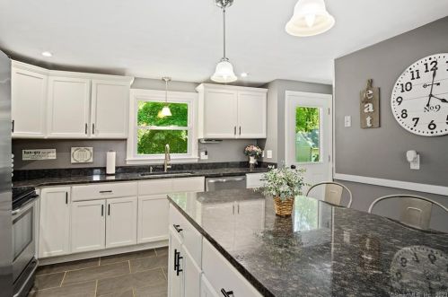 6 East Dr, Gales Ferry CT  06335-1610 exterior