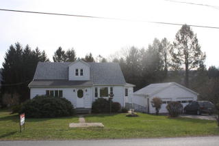1366 Valley Rd, Hometown, PA 18252-5028