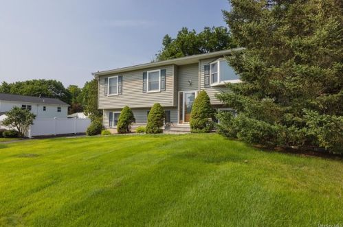 10 Pine Dr, Stony Point, NY 10980-2500