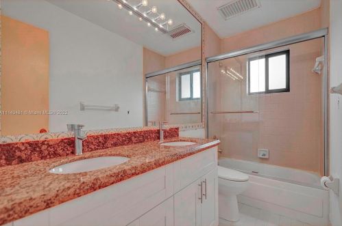 7692 Oakmont Cir, Hialeah FL  33015-2046 exterior