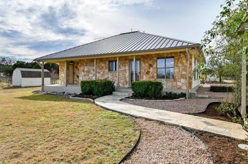 171 Thunder Pony Trl, Mount Sharp, TX 78620-5163