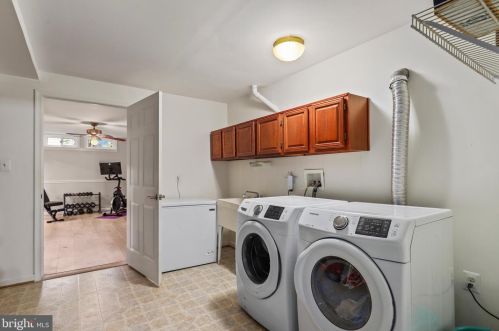 1426 Cellar Crk Way, Herndon VA  20170-2805 exterior