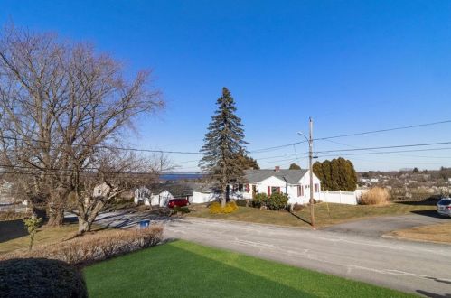 59 Grinnell Ave, Tiverton RI  02878-1901 exterior