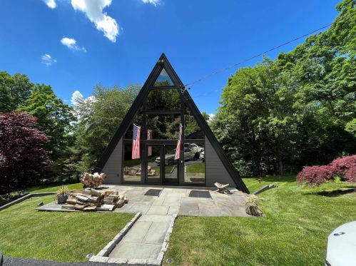 18 Peter Dr, New Hamburg, NY 12590-4936