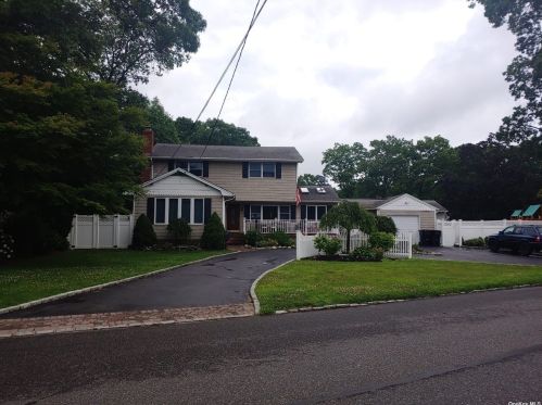 105 Haynes Ave, West Islip NY  11795-1048 exterior