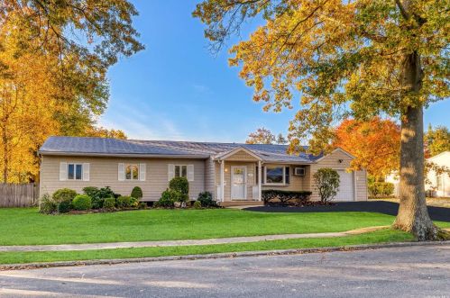 5 Mehan Ln, Huntington Station, NY 11746-6551