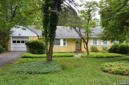 11 Sunnyside Dr, Montvale, NJ 07645-1319