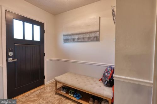 407 Summit Ave, Woodstock, VA 22664-1266