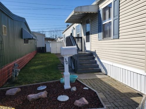 30 Coke Ave, Avenel NJ  07001-1913 exterior