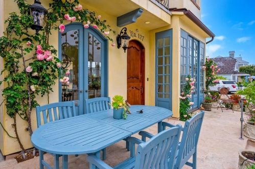 127 Amethyst Ave, Newport Beach, CA 92662-1239