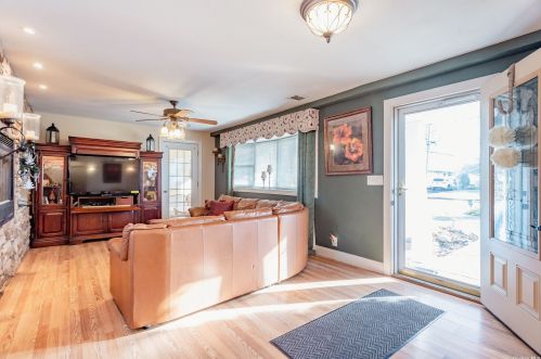 47 Myson St, West Islip NY  11795-2703 exterior