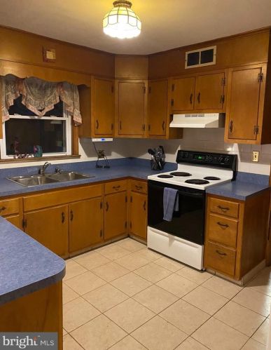 572 Township Line Rd, Collegeville PA  19473-1602 exterior