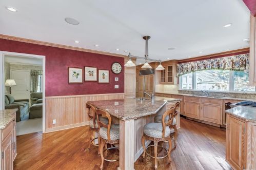 8 Emerson Rd, Muttontown NY  11545-3116 exterior