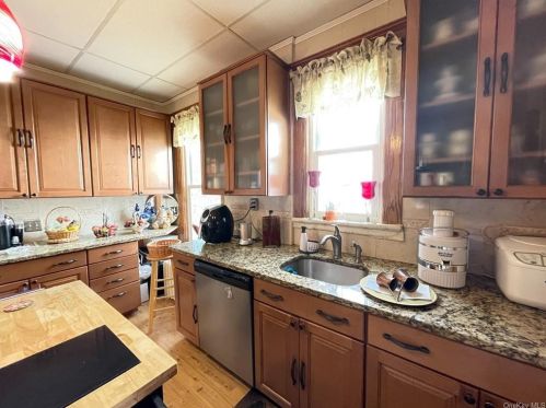 37 Grand Ave, Poughkeepsie NY 12603-4403 exterior