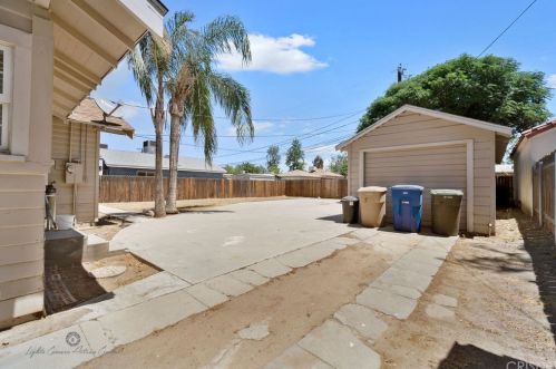 326 H St, Bakersfield CA 93304-7122 exterior
