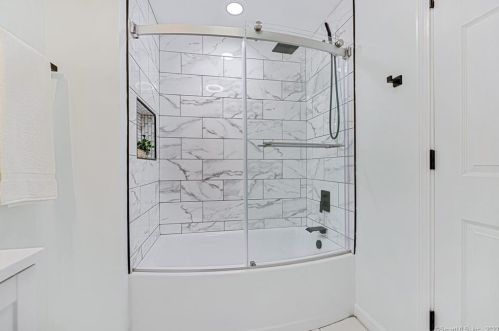 1090 Avery St, Wapping CT  06074-2301 exterior