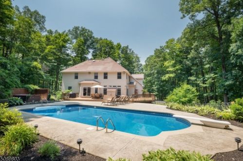 15 Ella Rd, Sparta, NJ 07871-4018