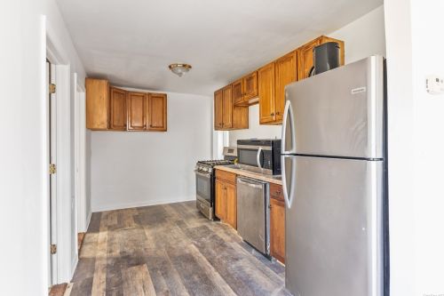 64 Knoll St, North Lindenhurst NY  11757-6906 exterior