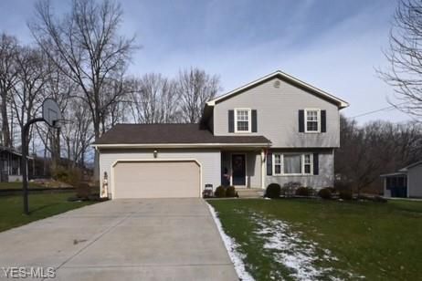 340 Melody Ln, Hubbard, OH 44425-2219