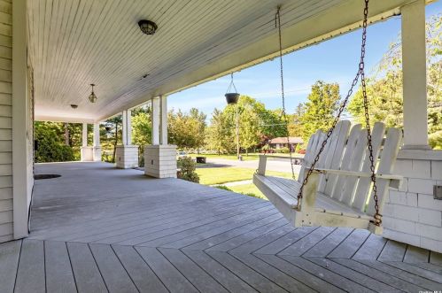 33 Nelson Ave, Blue Point, NY 11715-1230