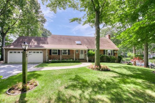 706 Wiggins Ln, Greenport, NY 11944-2506