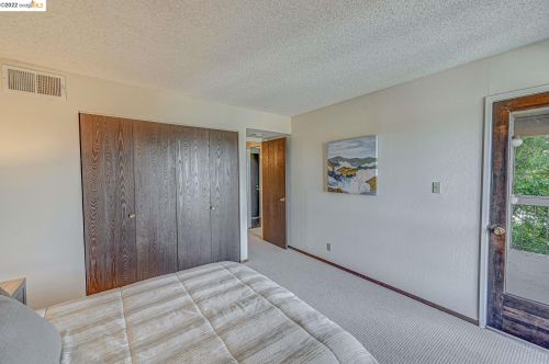 25739 Spring Dr, Hayward CA 94542-1927 exterior