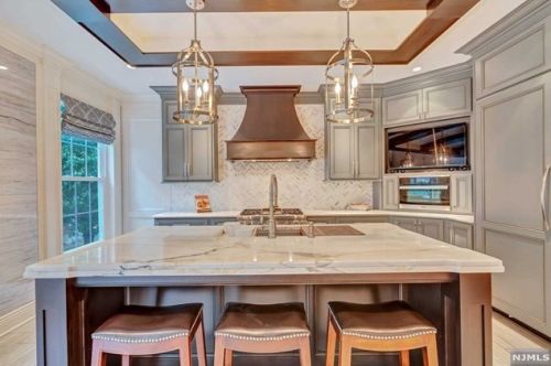 47 Hunters Run, Oakland NJ  07436-2346 exterior