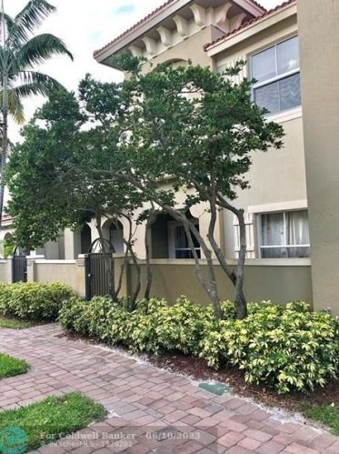 408 Lake Monterey Cir, Boynton Beach FL  33426-8446 exterior