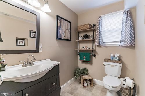 527 Spring Hill Dr, Harleysville PA  19438-2242 exterior