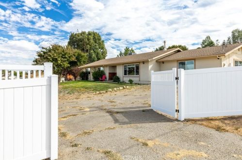 5090 Jardine Rd, Lake Nacimiento, CA 93446-9226