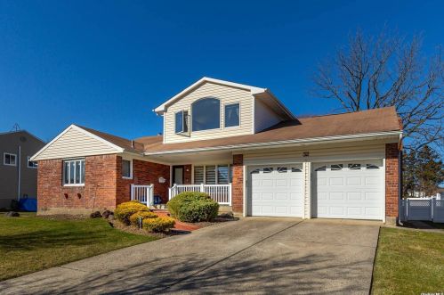 32 Fox Ln, Muttontown, NY 11753-1846