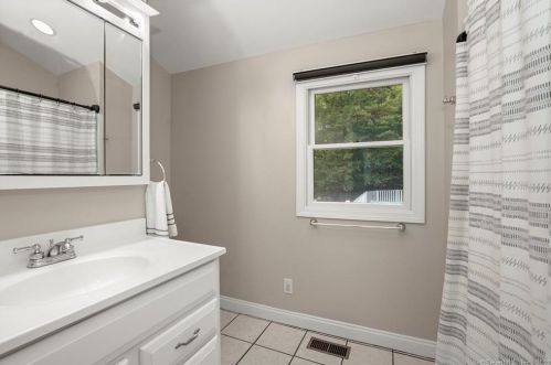 33 Windsor Rd, Huntington CT 06484-5022 exterior