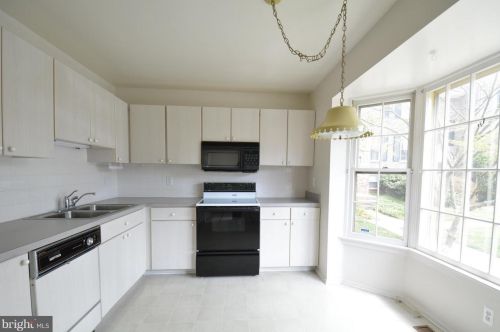 7074 Leewood Forest Dr, Springfield VA  22151-3925 exterior