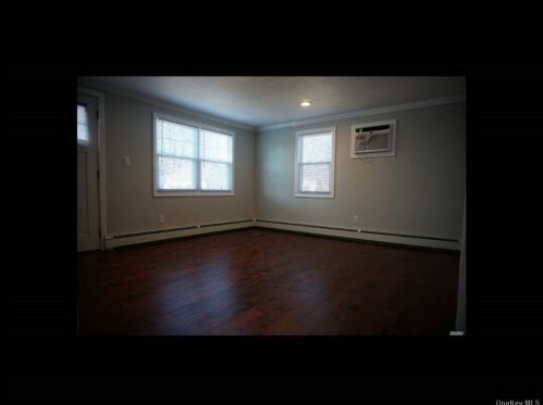 29 Plymouth St, Babylon, NY 11704-7818