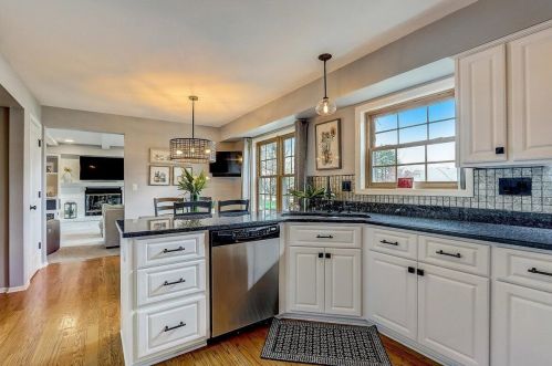 13190 Scarborough Dr, Waukesha WI  53151-6122 exterior
