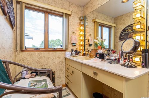 20 Cedar Ln, Babylon NY  11702-3809 exterior