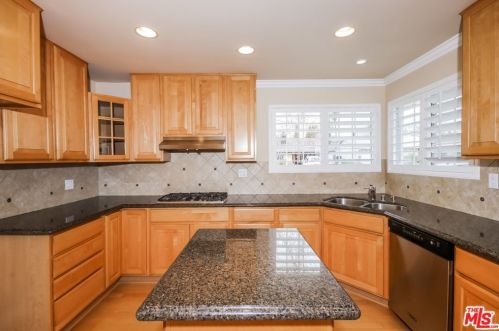 3076 Travis Ave, Simi Valley, CA 93063-1942