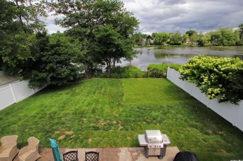 27 Wingam Dr, Islip Manor, NY 11751-4110