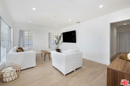 5143 Newcastle Ave, Van Nuys CA  91316-3512 exterior