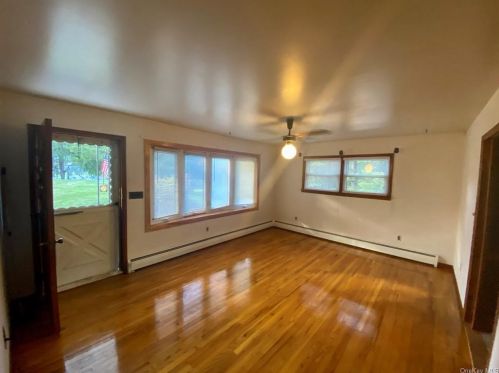 5 Court Ln, Fishkill NY  12524-2432 exterior