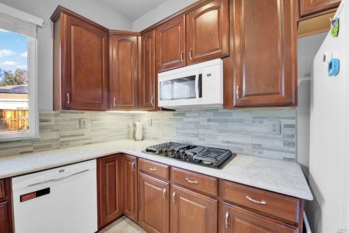 131 Feather Riv Cir, Vacaville CA 95688-8749 exterior