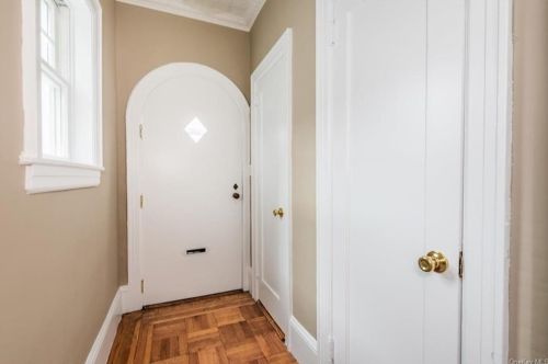 2413 Hering Ave, Bronx, NY 10469-5425